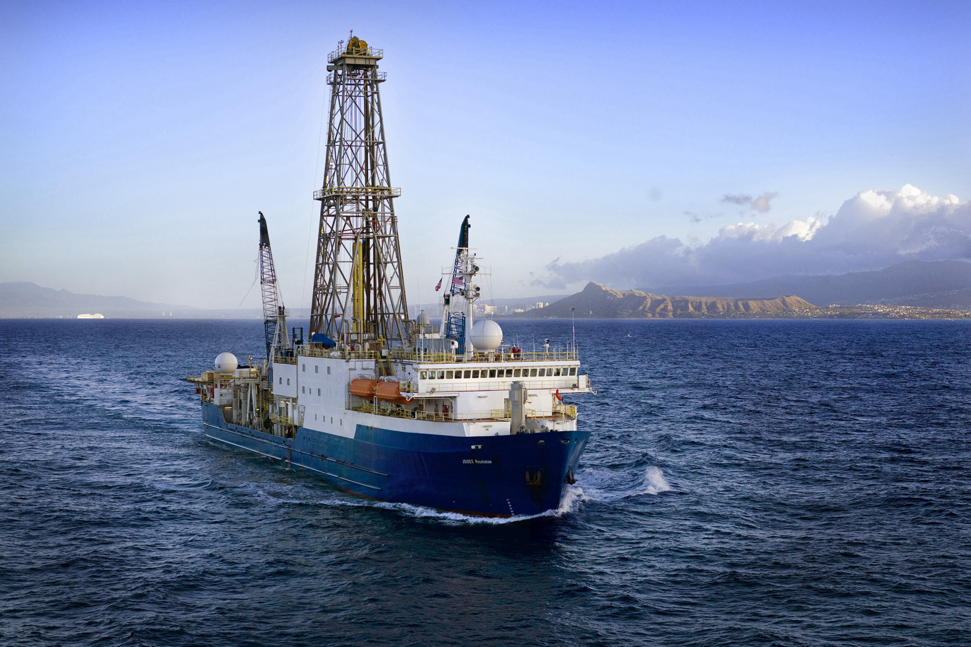 Foto des Forschungsschiffs JOIDES Resolution auf hoher See