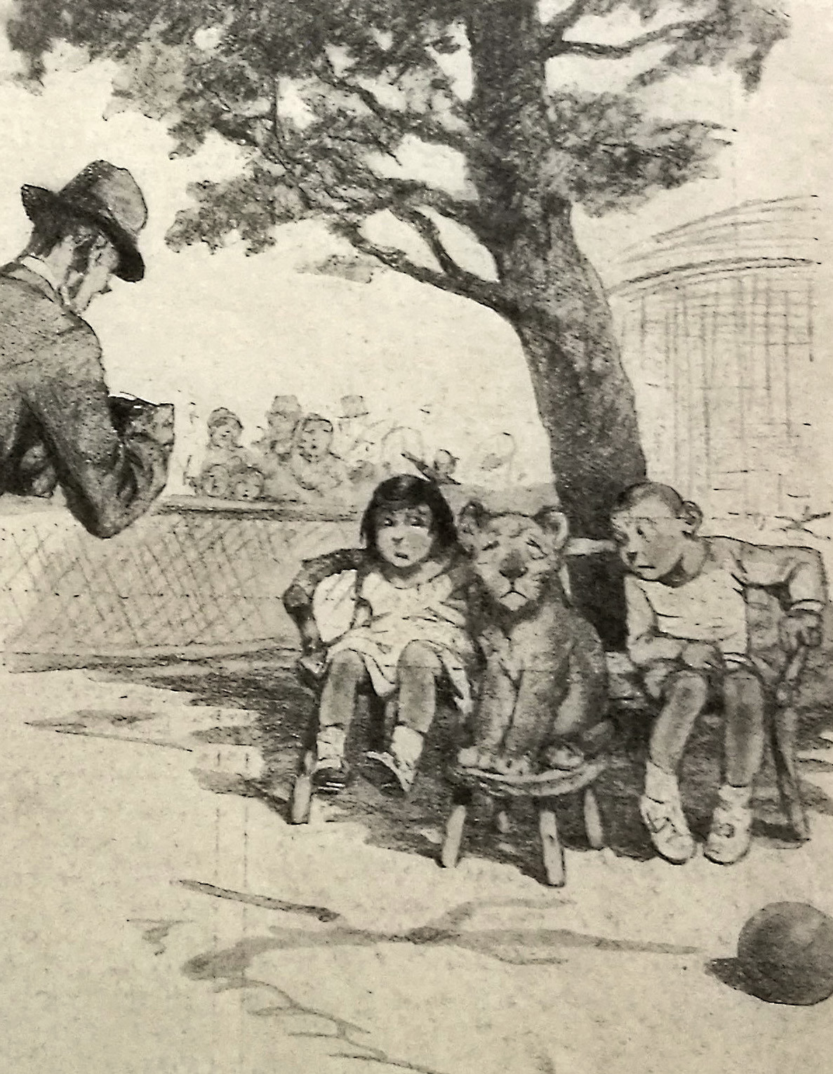 Zeichnung von Kindern, die sich mit einem Löwenbaby auf einer Bank sitzend fotografieren lassen. Vorne links steht der Fotograf, hinter einem Zaun blicken Menschen der Szene zu.
